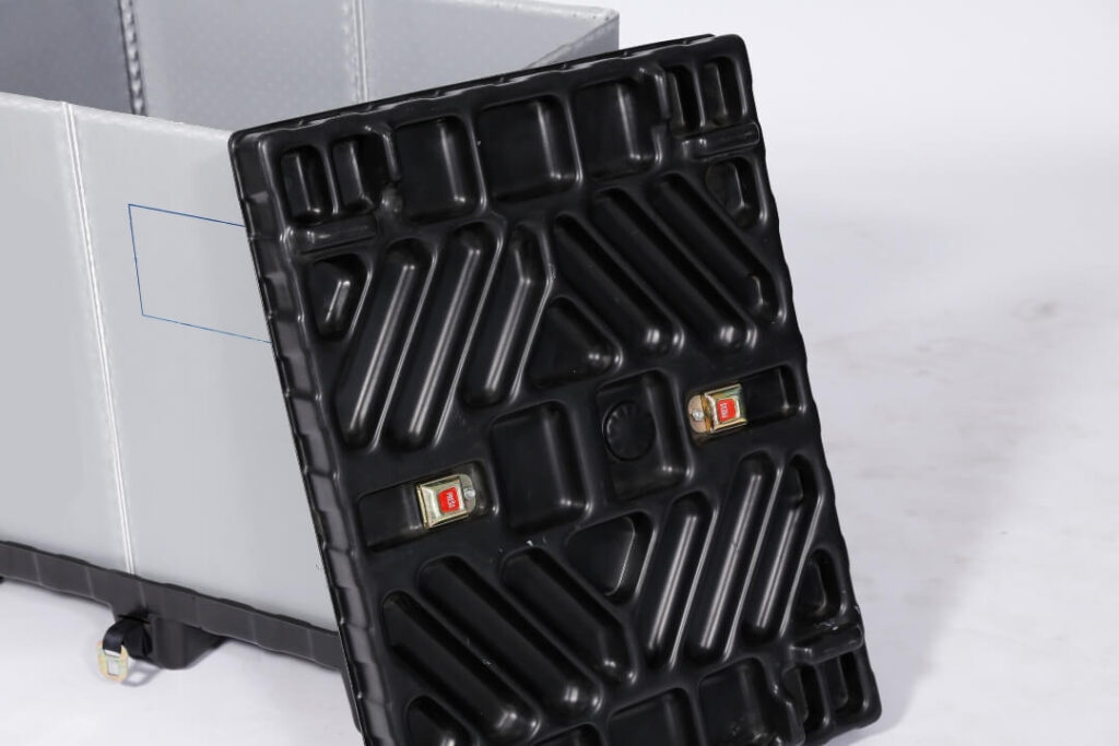 sleeve pack lid with lock