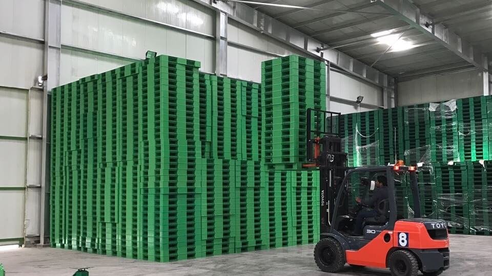 4 way plastic pallets compatible with all pallet handling equipment
